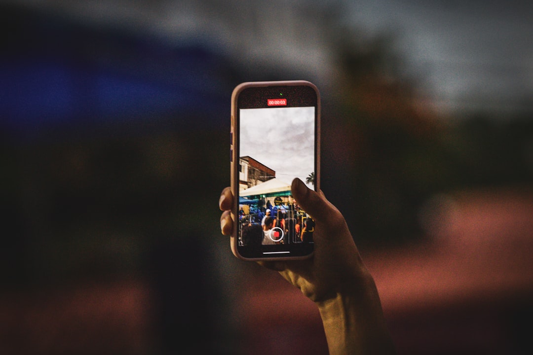Persone che registrano un video con smartphone