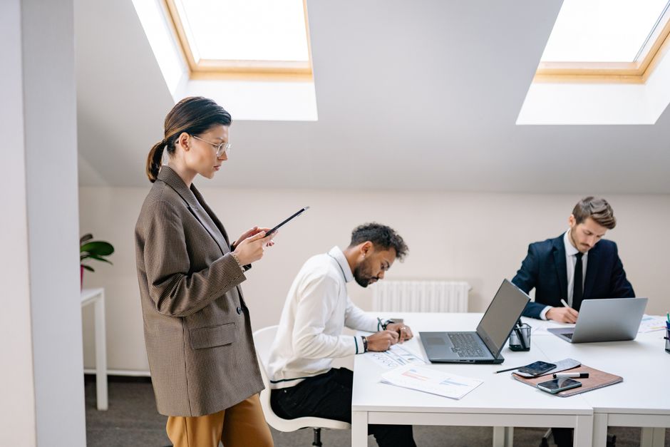 Persone che lavorano con tablet e smartphone in ufficio moderno