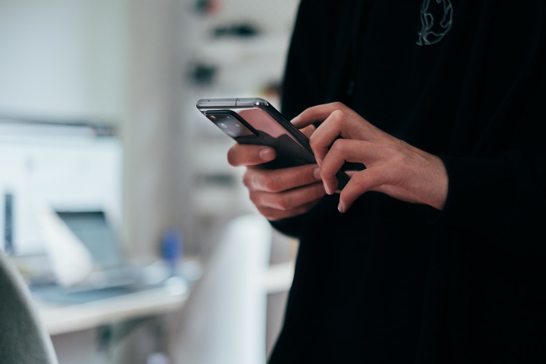 Persona che utilizza smartphone con icone social