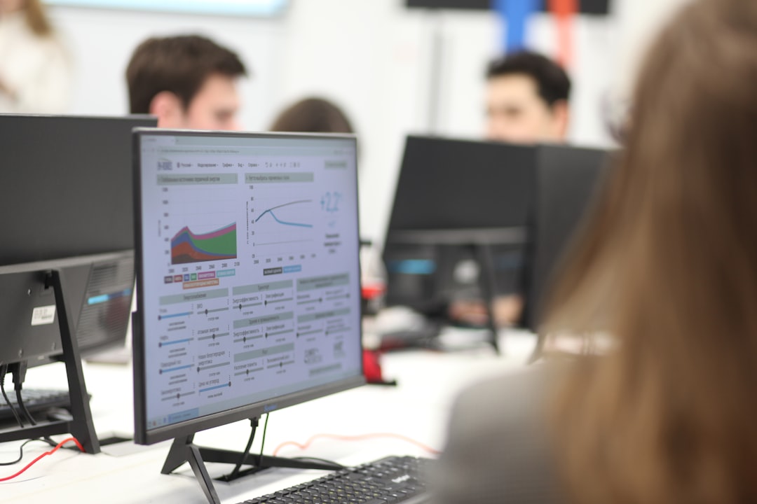 Riunione di team che analizza dati su schermo